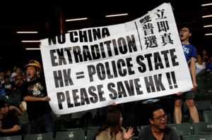 Pancarta de protesta en Hong Kong - Foto de Reuters Latidos Magazine Nueva Zelanda