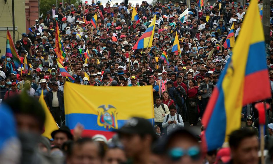 masa de manifestantes contra el gobierno en ecuador