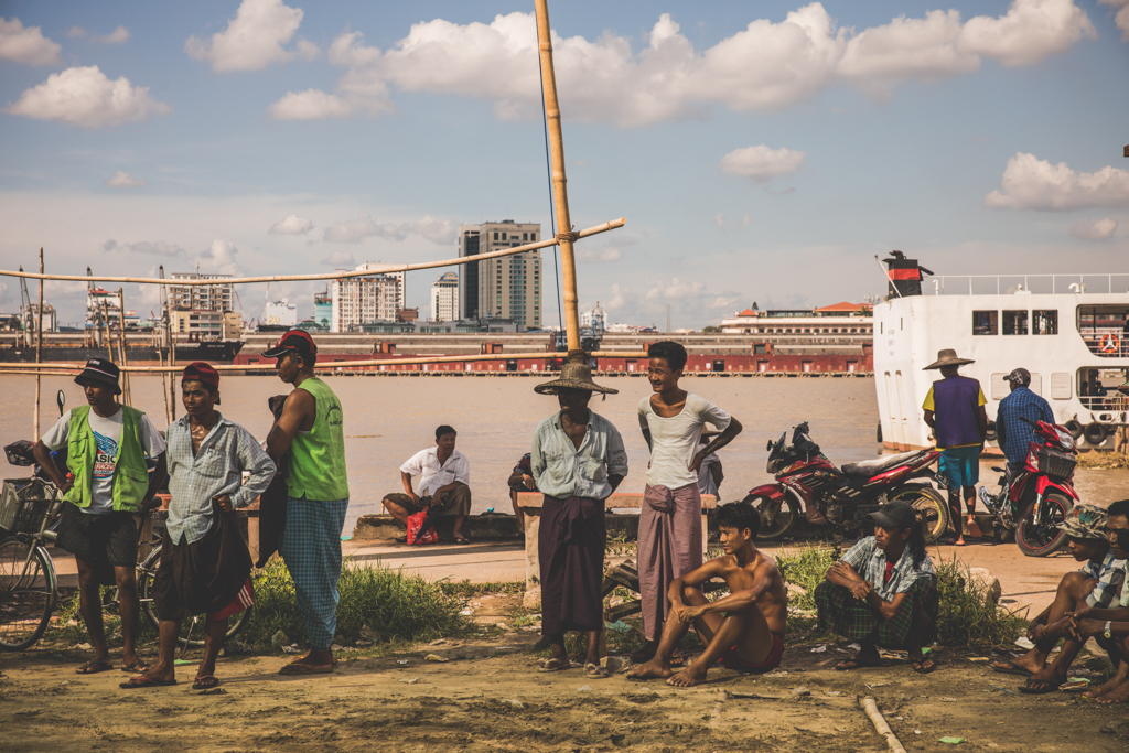 Partido de Chinlone a la vera del río Yangón- Dala, Myanmar-2019