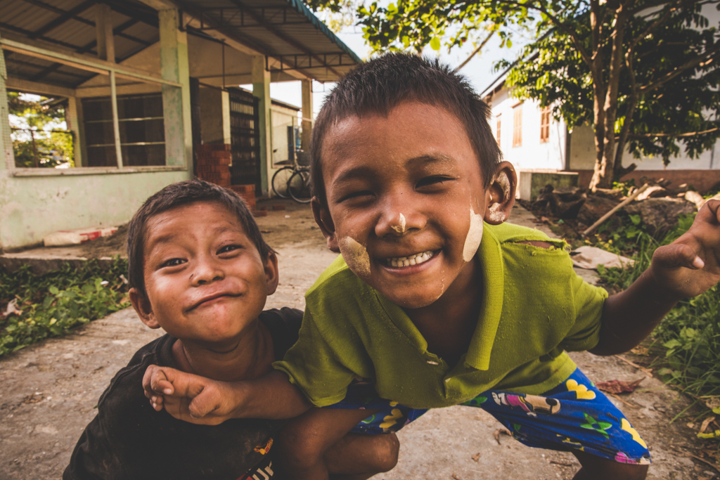 Niños jugando Dala- Myanmar-2019